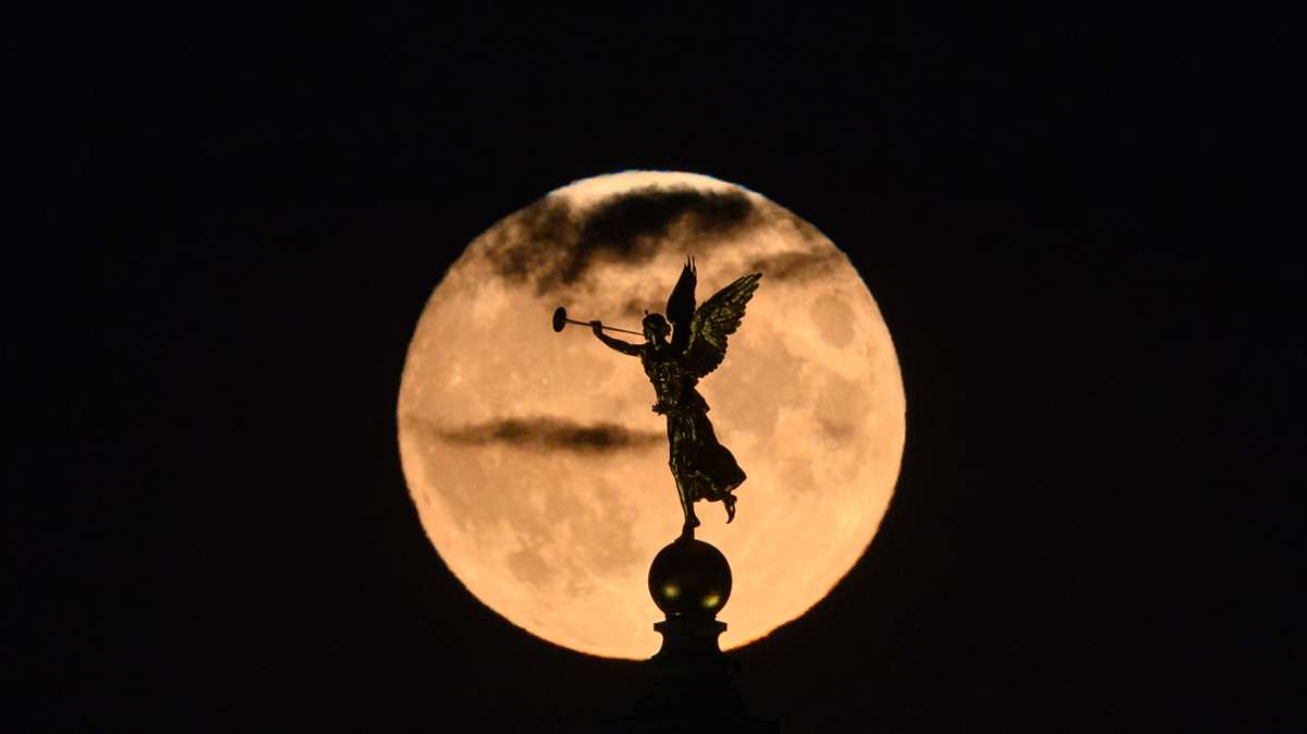 Der Mond geht am Abend hinter der Kuppel der Akademie der Bildenden Künste (Dresden) mit dem Engel „Fama“ auf.