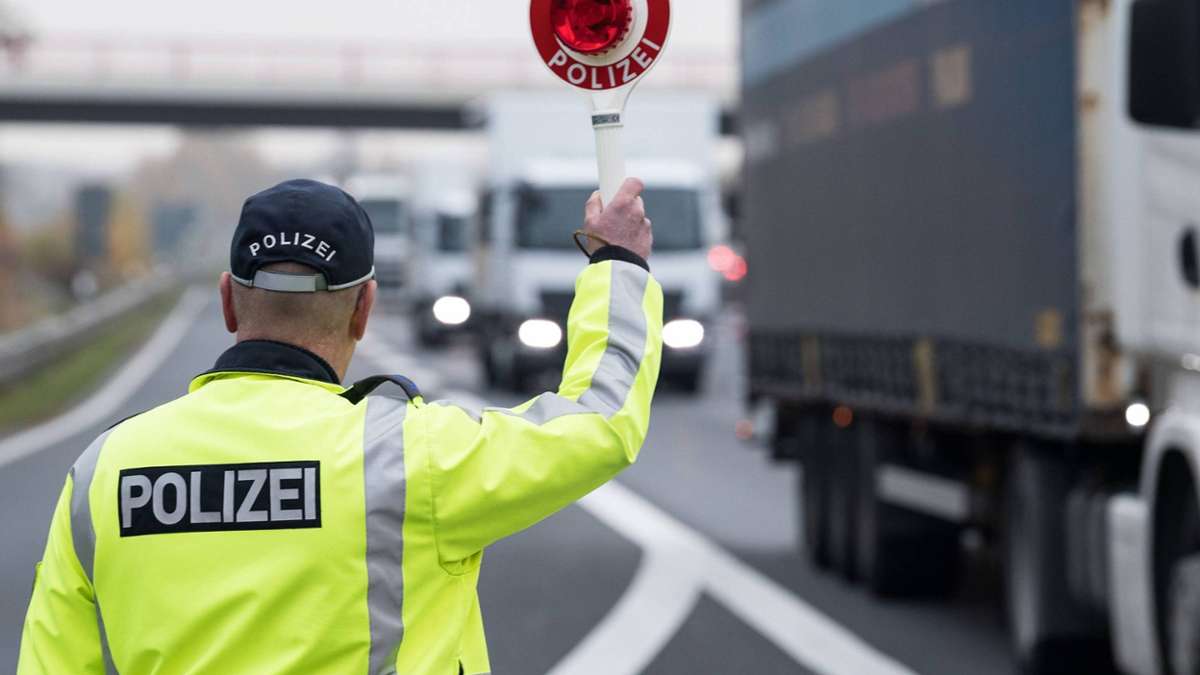 Köditz: Trotz Verbot: Lkw-Fahrer überholt zwei Lastwagen