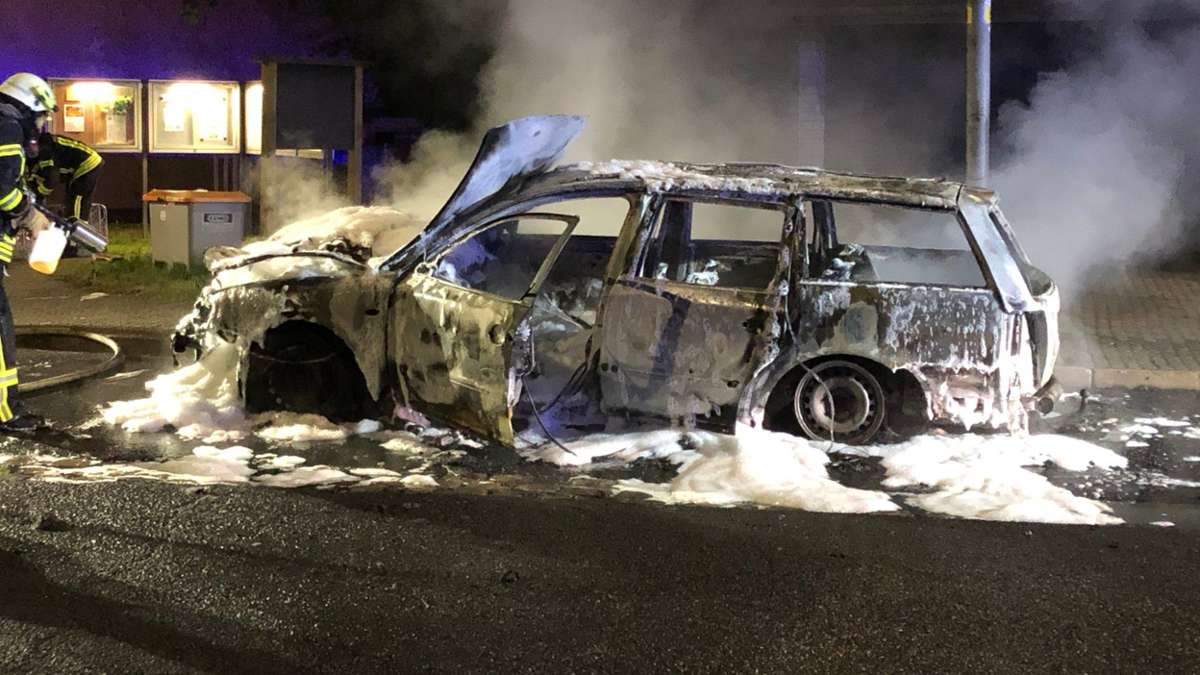 Der ausgebrannte Wagen in Selb. Foto: Polizei Marktredwitz