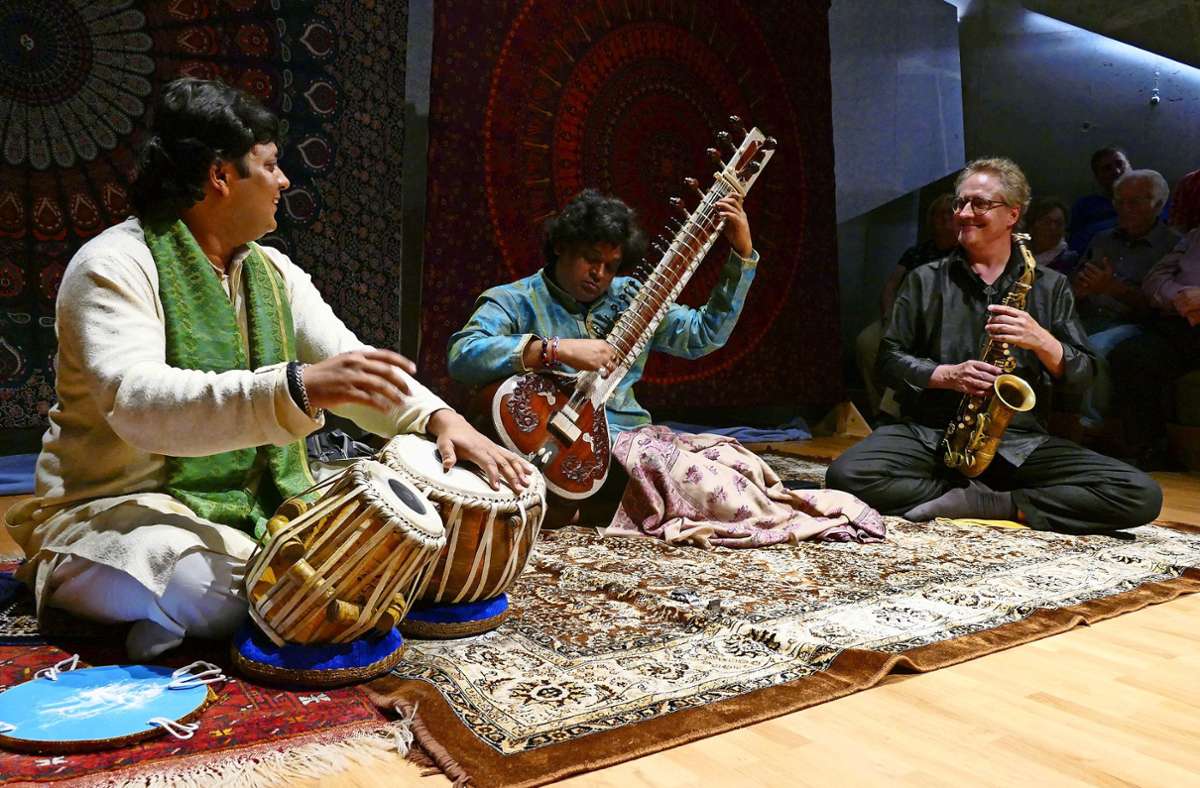 Das Trio Benares (von links) mit Prashant Mishra (Tabla, Trommel), Deobrat Mishra (Sitar, gezupfte Landhalslaute) und Roger Hanschel (Saxofon) im Haus Marteau. Foto: Hüttner