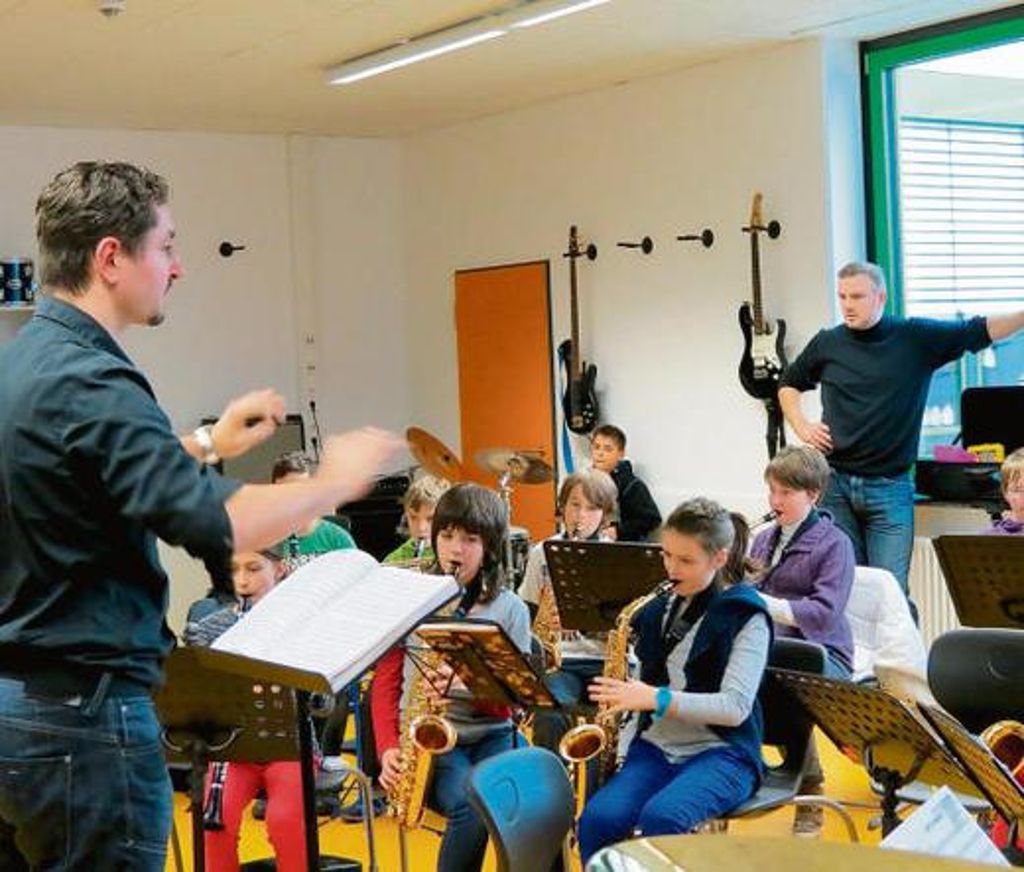 Musiklehrer Markus Hager (links) und Benjamin Sebald von den Hofer Symphonikern (rechts) sind das Tandem in der Bläserklasse.	Fotos: Hüttner
