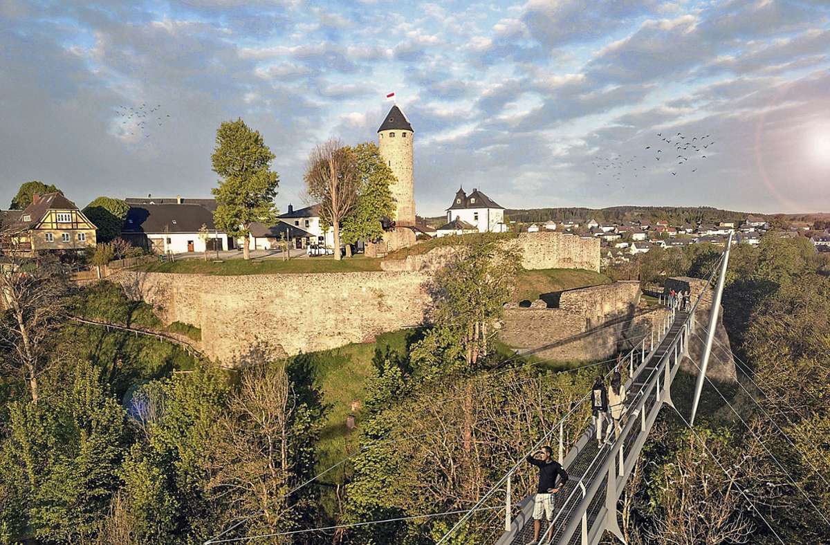 Blick von der Lohbachtalbrücke auf die Burg Lichtenberg. So stellt sich das Ingenieurbüro das Bauwerk vor. Foto: schlaich bergermann partner
