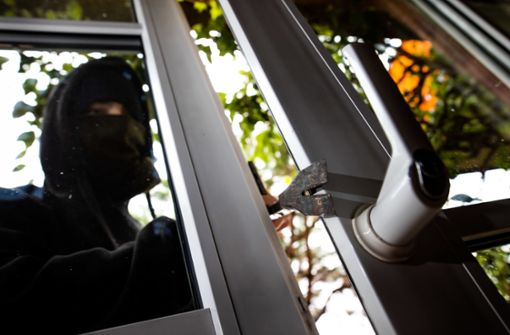 „Ein gekipptes Fenster, ist ein offenes Fenster“, lautet ein Merkspruch bei  Kriminalisten. Foto: dpa/Philipp von Ditfurth