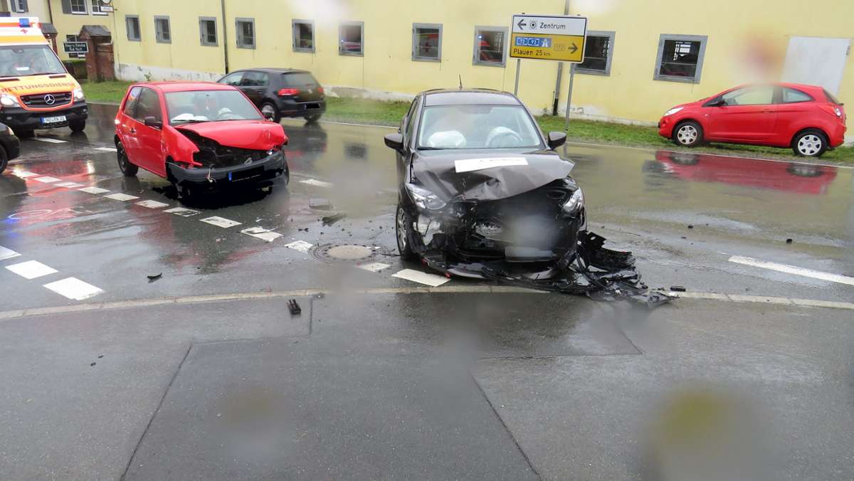 Hof: Auto übersehen: Mutter und Sohn bei Unfall verletzt