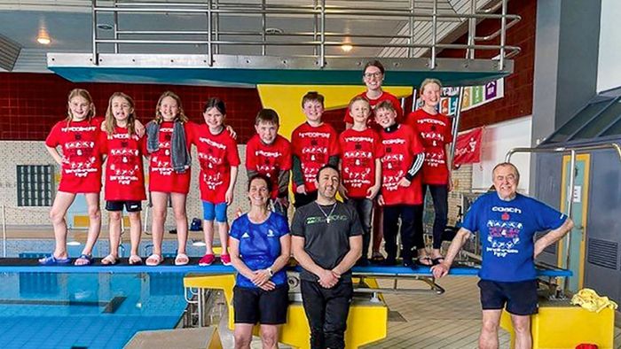 Grundschulen: Junge Schwimmer messen ihre Kräfte