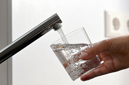 Einwandfreies Trinkwasser ist lebenswichtig – deswegen hat die Chlorierung  den Menschen große Sorgen bereitet. Foto: dpa/Bernd Weißbrod