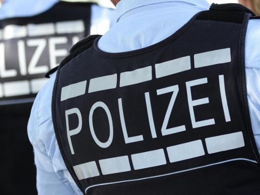 In Polizei-Westen gekleidete Polizisten stehen in der Stadt. Foto: Silas Stein/Archiv