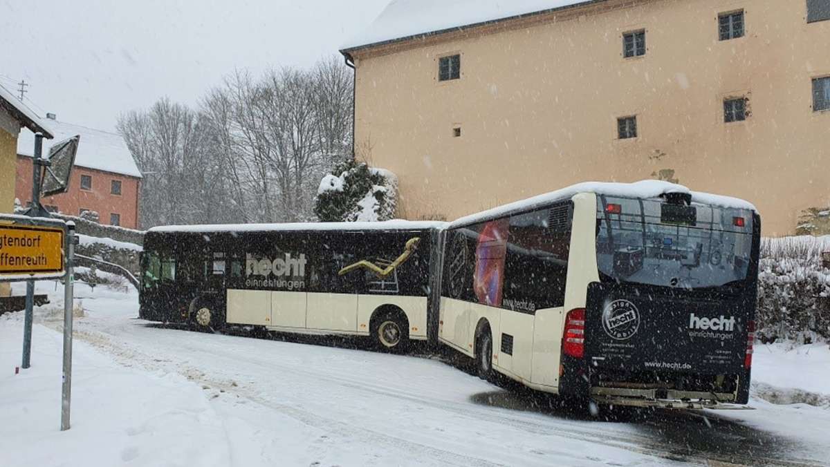 Misslungene Probefahrt: Bus kommt bei Schnee von der Fahrbahn ab