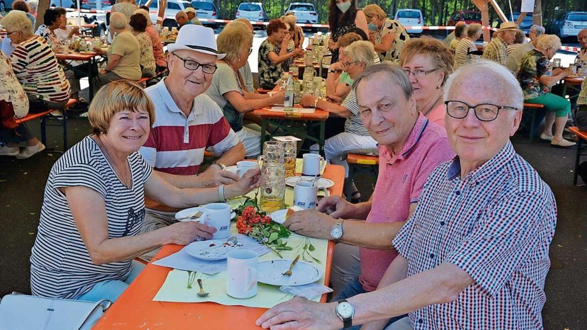 Waldershof: 110 Senioren beim Grillnachmittag