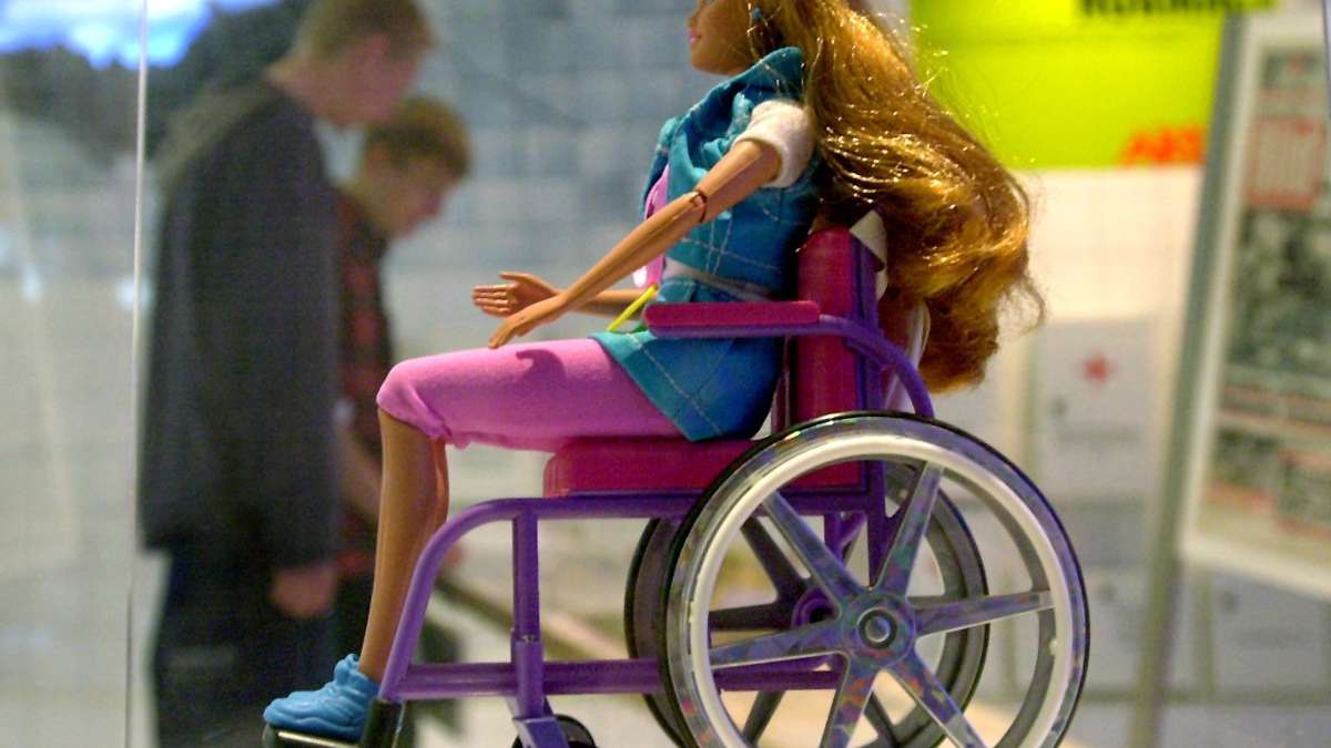 Kunst und Kultur: «BarriereSprung»: Barbie-Puppe im Rollstuhl