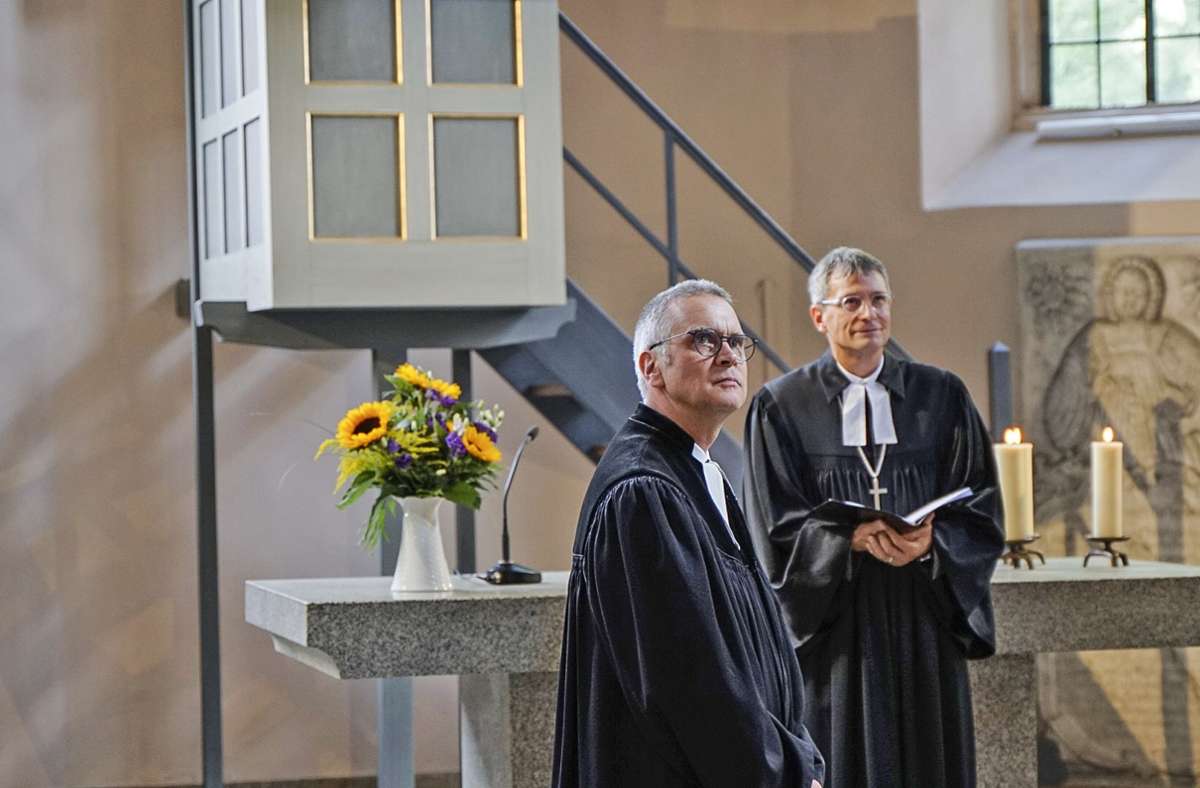 Pfarrer Thomas Persitzky (links) wurde am Sonntag von Dekan Andreas Müller in sein Amt eingeführt. Foto: Moritz Persitzky