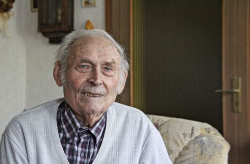 Alfred Rauh (89 Jahre alt) beim Erzählen in seinem Wohnzimmer. Foto: /Schwappacher