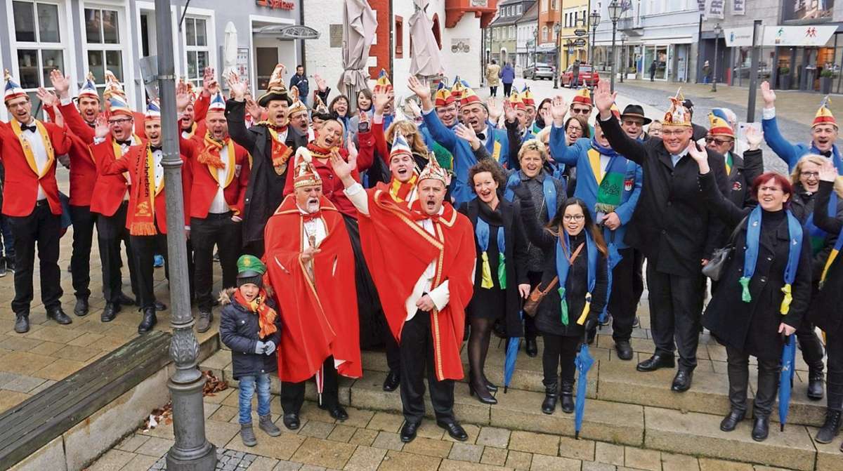 Oberbürgermeister Oliver Weigel und die Karnevalsvereine eröffneten am Samstag den Fasching. Foto: Peter Pirner