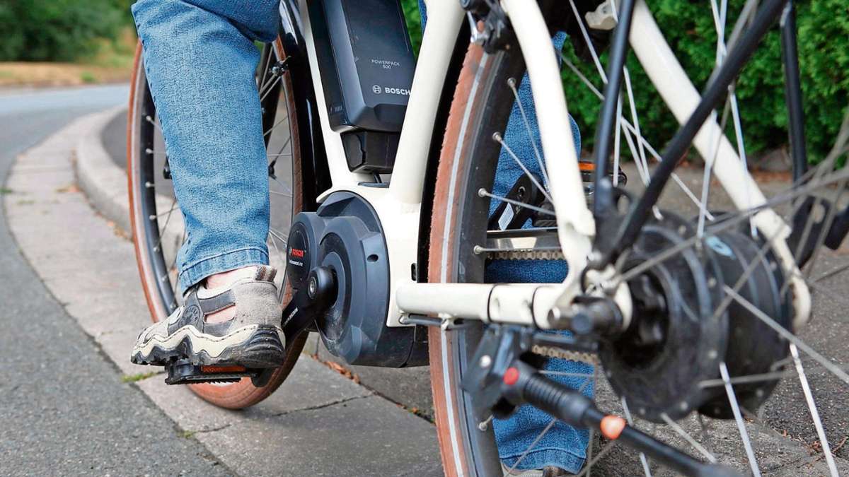 Hof: Crash in Hof: 80-jähriger E-Bike-Fahrer übersieht Auto