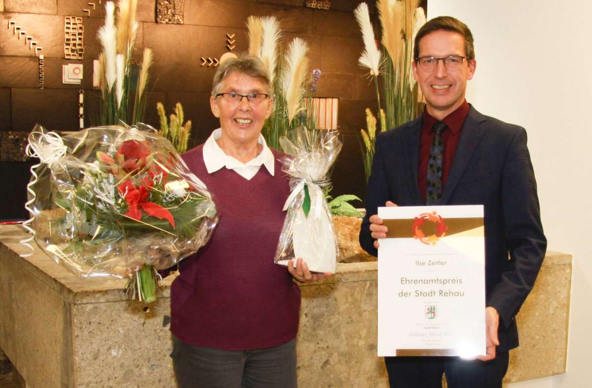 Ilse Zeitler erhielt von Bürgermeister   Abraham den Ehrenamtspreis. Foto: /Stadt Rehau