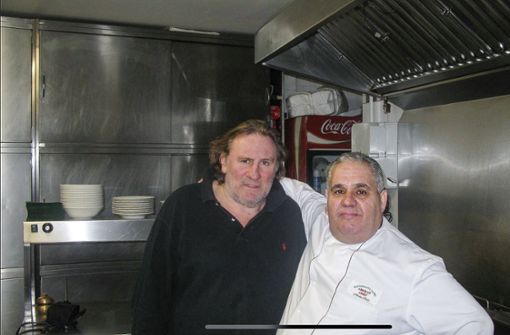 Der Koch  Mario Didu  (rechts) hat in Karlsbad schon öfter für  Schauspieler Gérard Depardieu gekocht. Demnächst  will er in Hof seine Kochkünste unter Beweis stellen.  Foto: pr